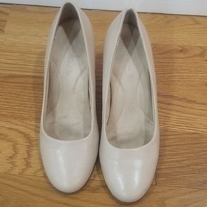 Gently worn Aerosoles leather hi heels